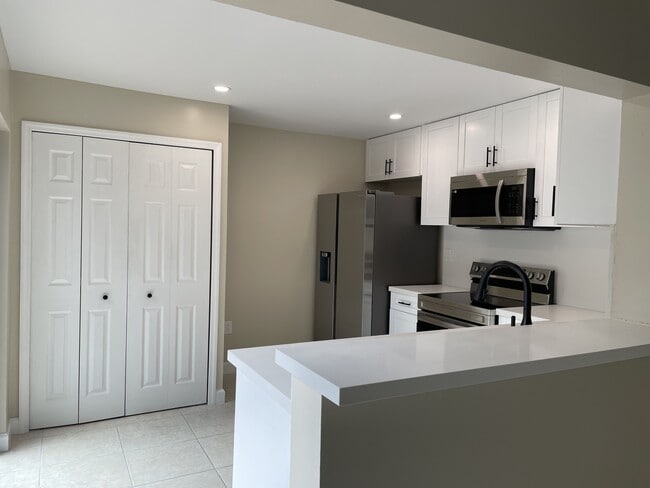 Building Photo - 4702 SW 67th Ave