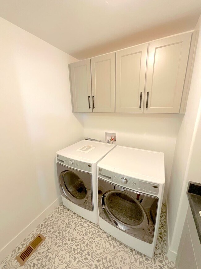 Building Photo - 5 Bedroom Home Available Near Baptist Rd &...
