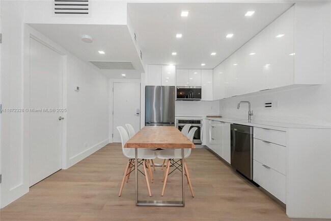 Building Photo - 2301 Collins Ave