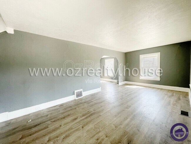 Building Photo - 1402 Prouty Ave