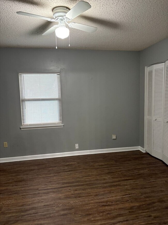 Building Photo - Large 2BED/2BA Townhome