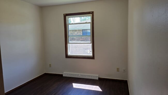 Building Photo - "3-Bed Townhouse with 1.5 Baths in Appleton!