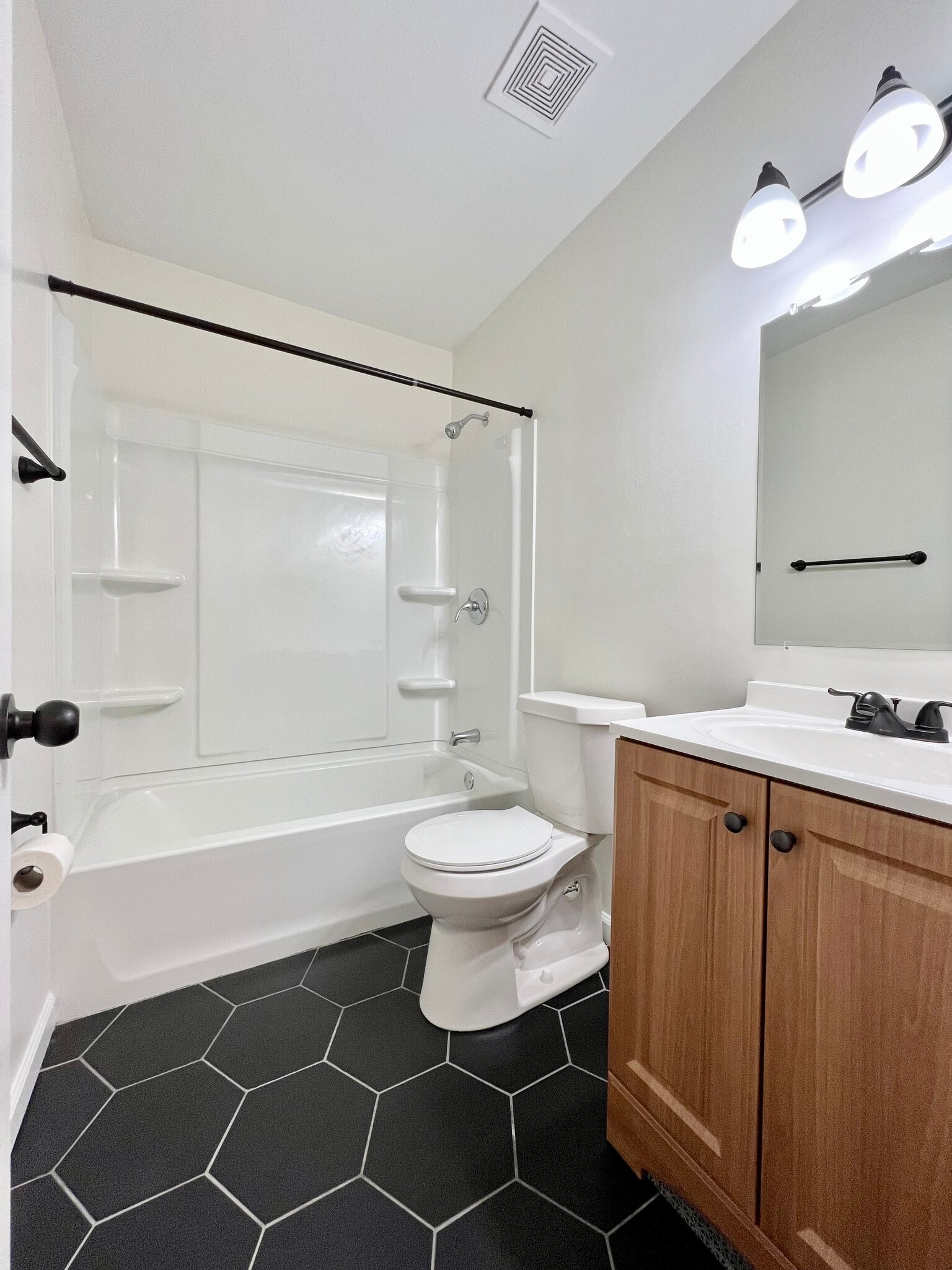 Full Bathroom - 272 Fleming Rd