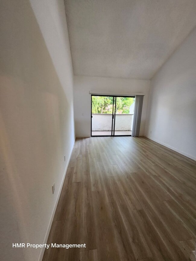Building Photo - Beautiful 3-Bed, 3-Bath Condo in Prime Cla...