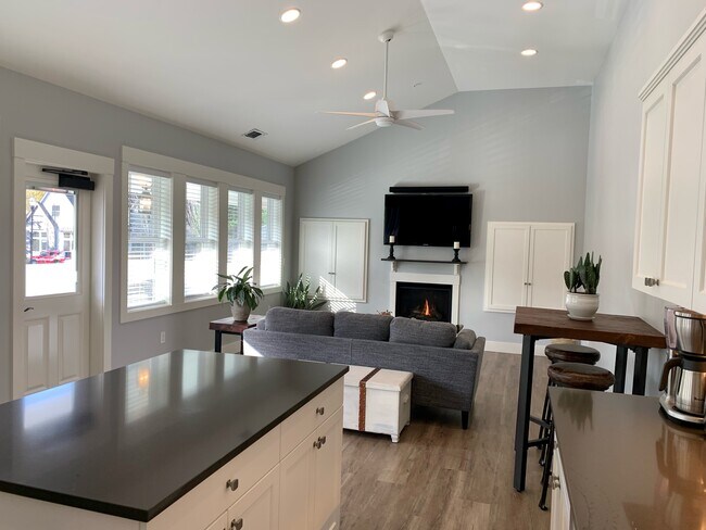 Kitchen/Living Rm - 16524 Boones Ferry Rd