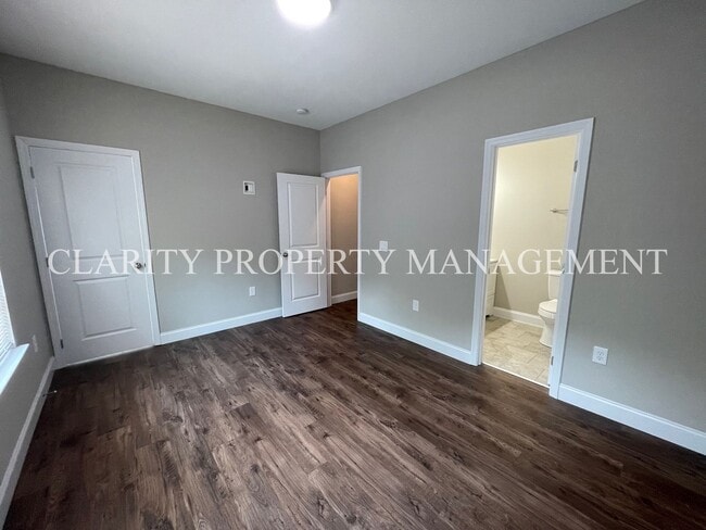 Building Photo - Modern townhome!