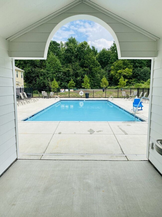 Building Photo - Stylish 3 Bed Townhouse with Granite Countertops and Hardwood Floors in Charlotte!