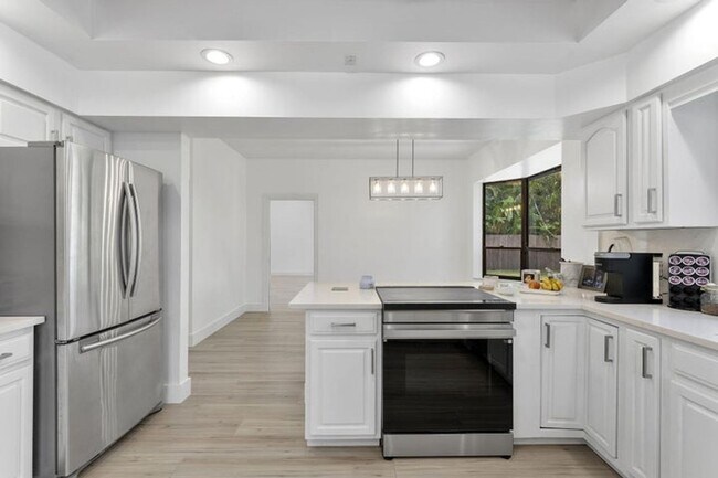 Building Photo - 150 Lucina Dr