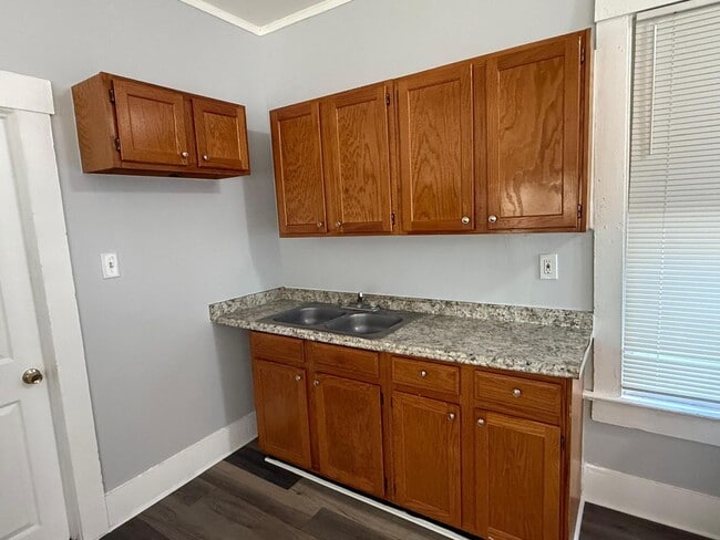 Building Photo - 140 E 5th St