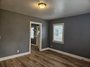 Building Photo - Quaint2 Bedroom House For Rent!