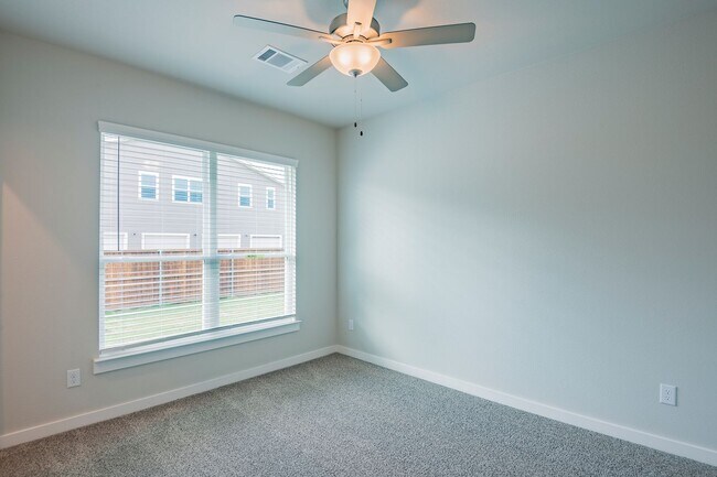 Building Photo - AVAILABLE NOW! GORGEOUS 4 BEDROOM DUPLEX L...