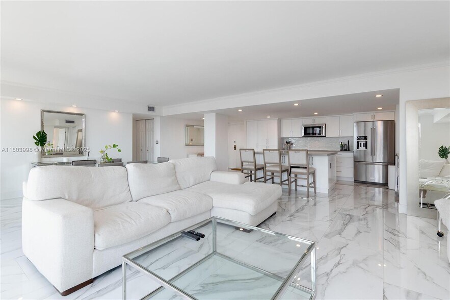 Building Photo - 1450 Brickell Bay Dr