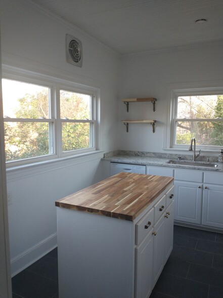 Kitchen - 121 Mount Vernon Ave