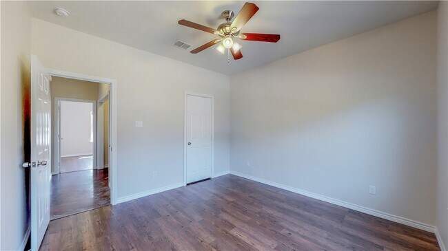 Building Photo - 2487 Horse Shoe Dr