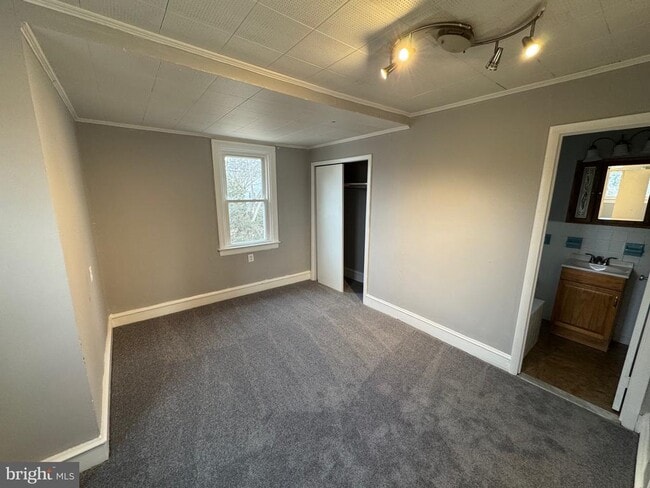 Building Photo - 365 E Springfield Rd