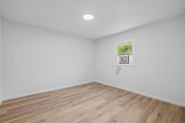 Building Photo - 608 N College Dr