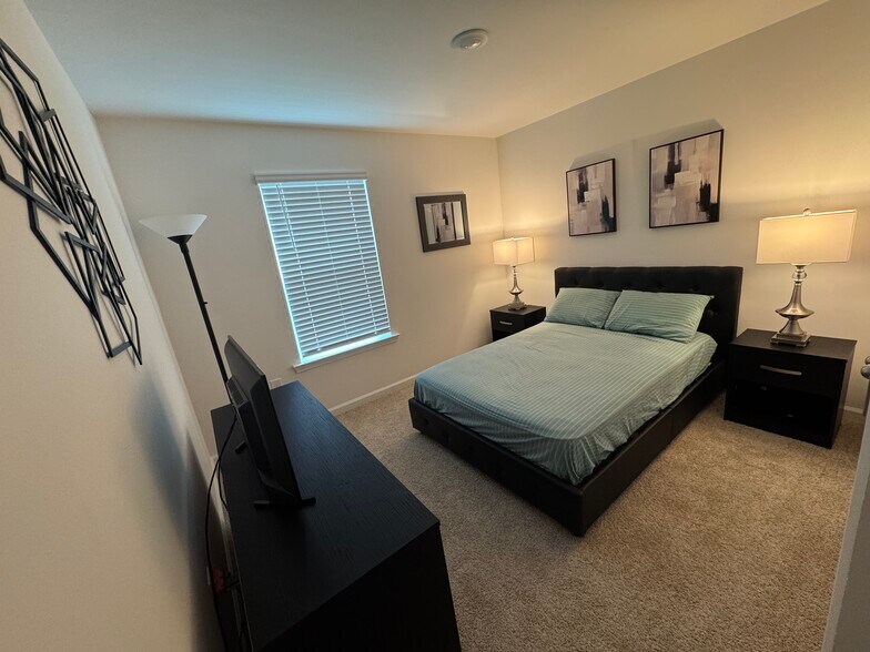 Room 2 - 5435 Shelly Lynn Dr