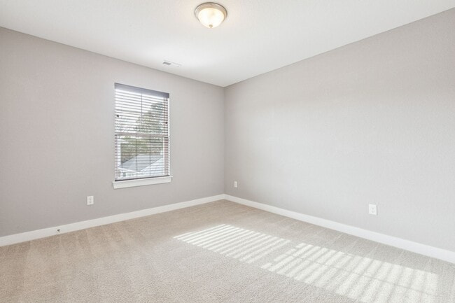 Building Photo - 4 bed/2.5 bath Ready Now- Norfolk