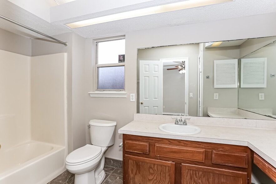 Building Photo - 8338 Lakemont Dr