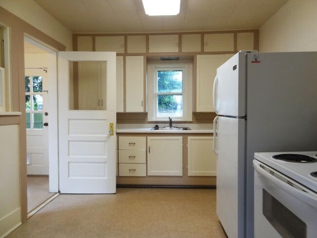 Building Photo - 3 bdrm, 1 bath home for $1995 Rent