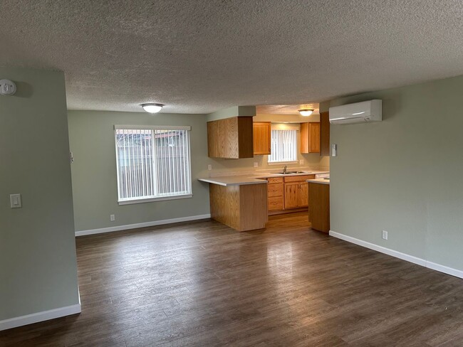 Building Photo - Beautifully updated 2 bed/1bath duplex in ...