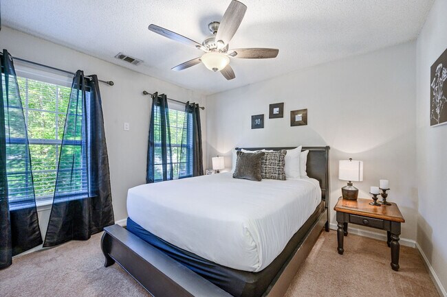 Building Photo - 206 Persimmon Tr