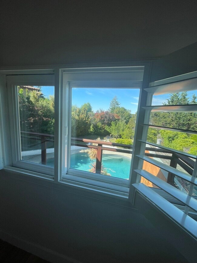 Building Photo - 510 Lakeview Way