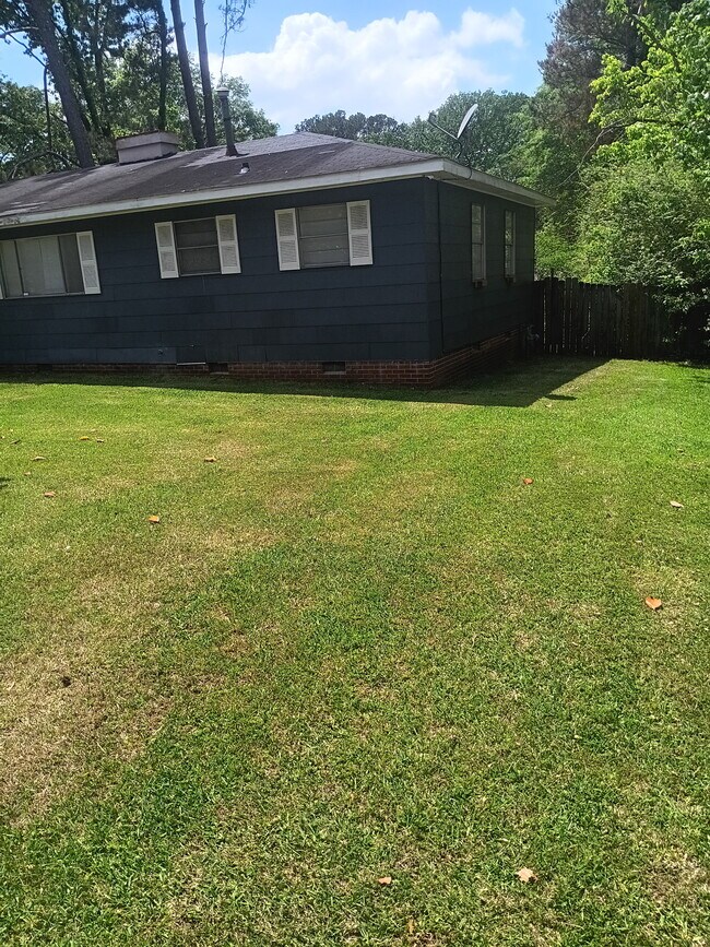 Building Photo - Teresa