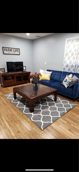 Building Photo - 469 Auborn Ave