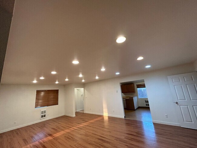 Building Photo - MOVE IN SPECIAL $1,000 OFF   4BD/2BA Duplex