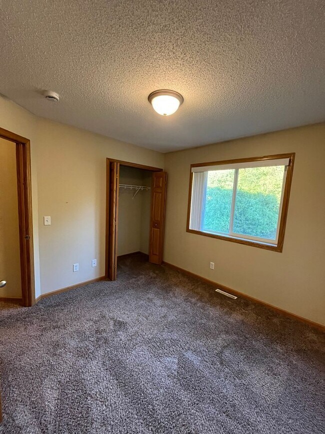 Building Photo - 5 bed 3 bath house for rent