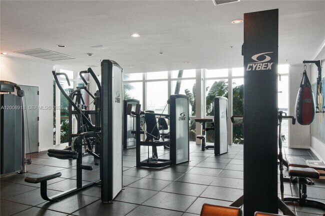 Building Photo - 1155 Brickell Bay Dr