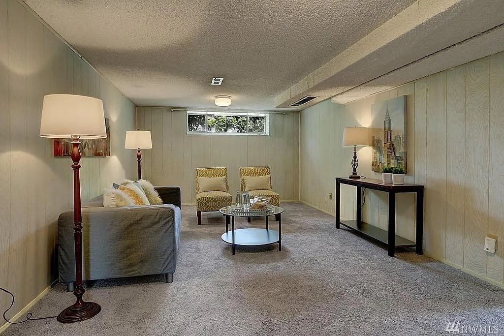 Building Photo - 902 N 77th St