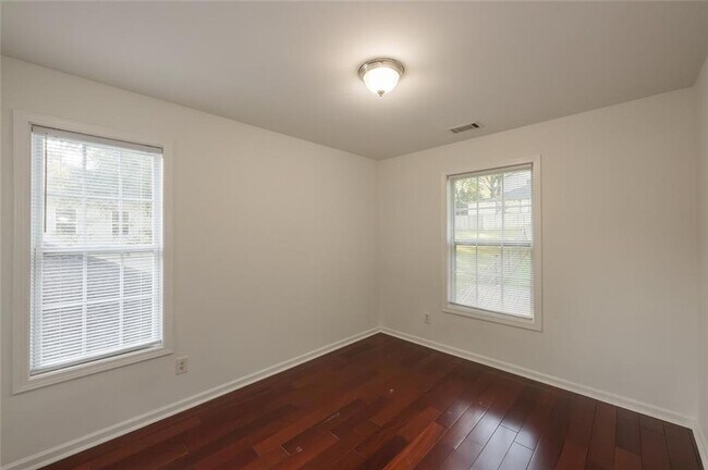 Building Photo - 1331 Memorial Dr SE