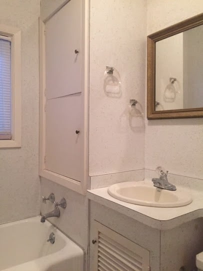 Bathroom sink & tub - 1200 Carlisle St