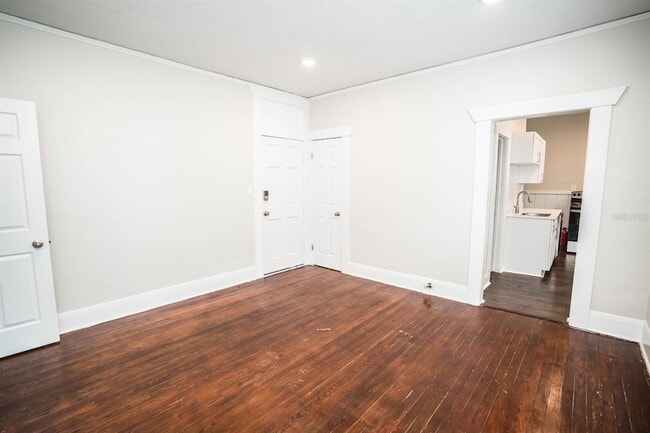 Building Photo - 409 E Jean St