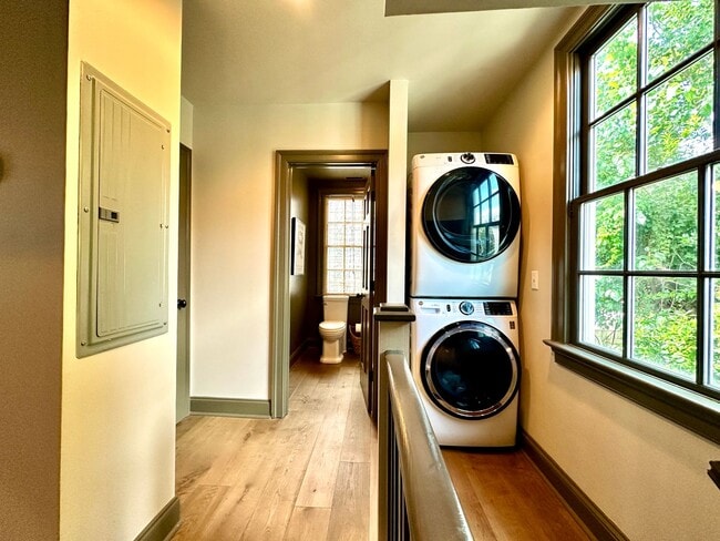 Building Photo - 3 Bedroom 2.5 Bath House in the hip Elliot...