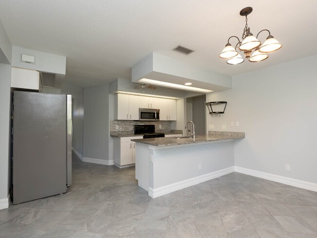 Building Photo - 2-Bed, 2-Bath Venice Home with Brand New Roof and AC