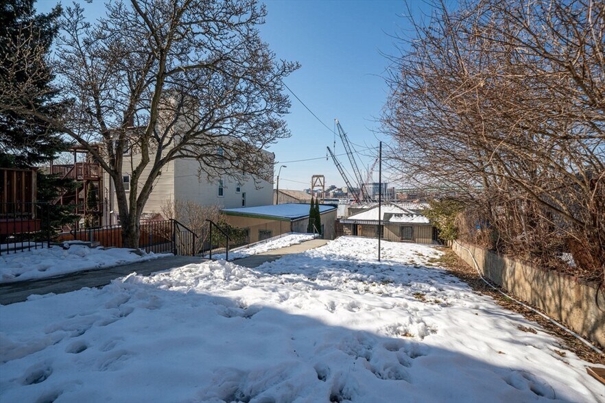 Building Photo - 393 Meridian St