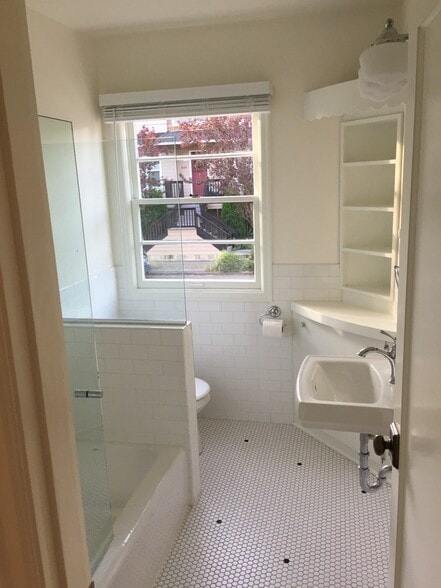 Building Photo - 4070 NE 8th Ave