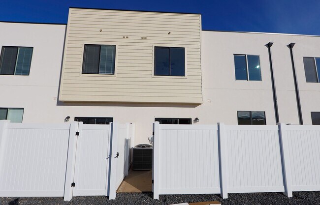 Building Photo - Crimson Park Town Home.