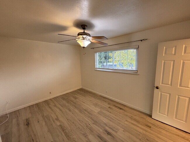 Building Photo - 5358 Laurel Dr