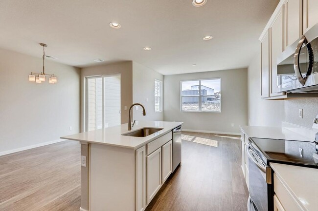 Building Photo - Stunning Modern 2 bedroom Townhome!!!