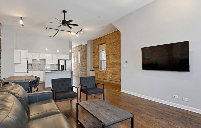 Building Photo - 2219 W 18th Pl