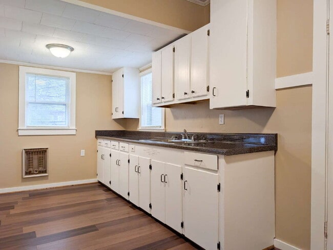 Building Photo - 112 Moore St