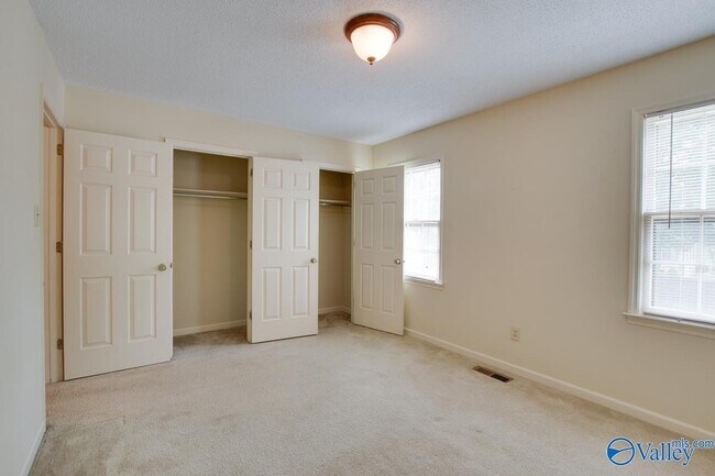 Building Photo - 1008 Heatherwood Dr SE