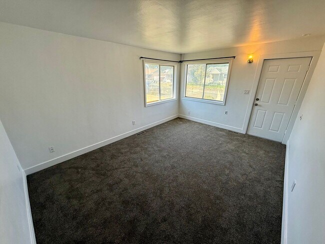 Building Photo - For Rent: 2 Bedroom, 1 Bathroom Home with Garage and Large Yard