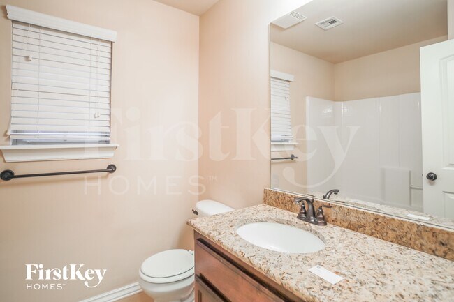 Building Photo - 601 Apple Tree Ln