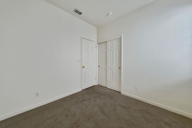 Building Photo - Charming 3-Bed Home in Prime Folsom Locati...