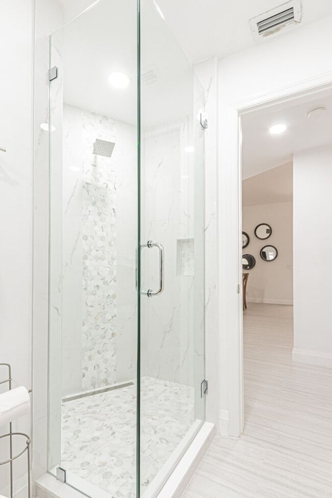 Building Photo - Newly Renovated 3 Bedroom Pool Home in Des...